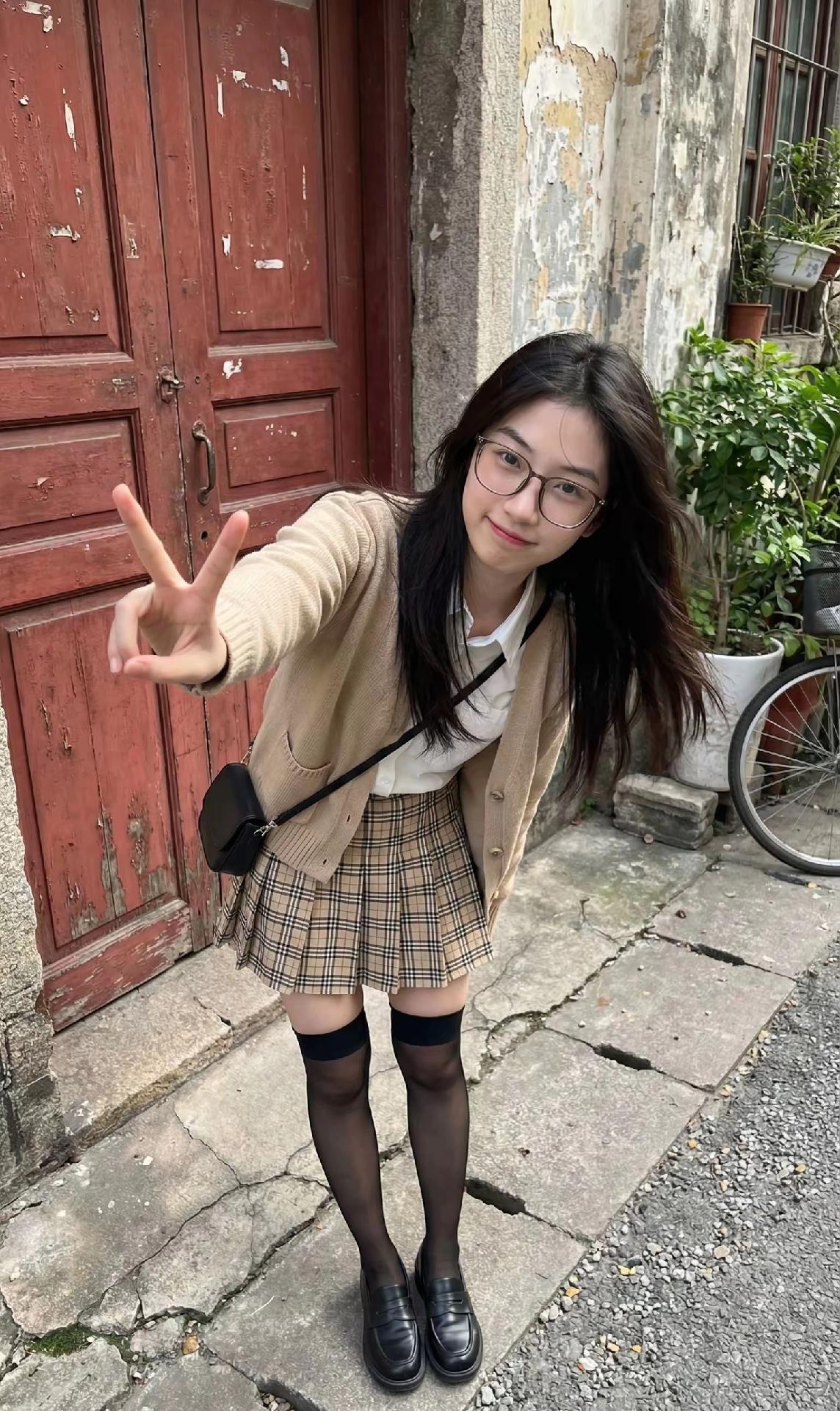 元气少女穿搭指南/淡黄色开衫毛衣搭配格子短裙，配上丝袜小皮鞋，青春朝气，活力四射