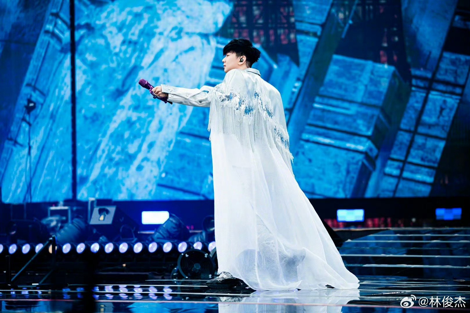 林俊杰0327生日快乐 乘风破浪，披荆斩棘。祝生日快乐🎂。期待新一轮巡演早日来