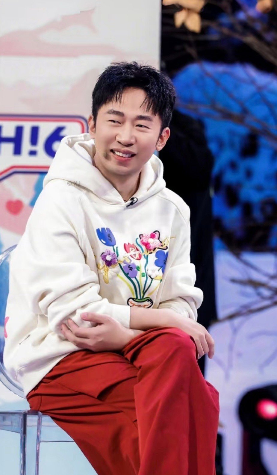 杨迪一脚误伤徐志胜杨迪捡起房卡，脚比脑子快，一脚踢出直中徐志胜眉心！光速道歉三连