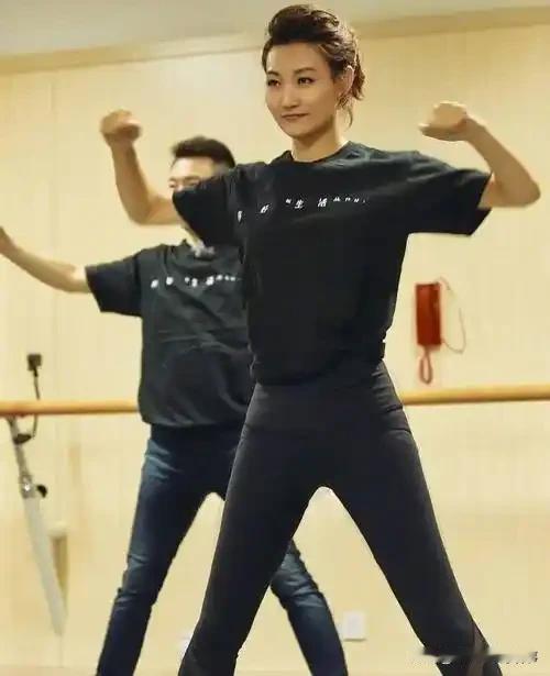 脱下西装的李梓萌，原来这么有活力

镜头前的她，是字正腔圆、端庄大气的《新闻联播