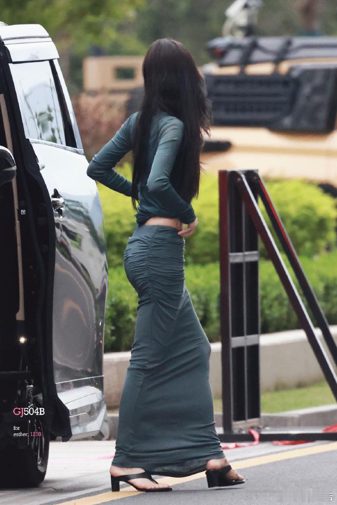 虞书欣女神中的女神被虞书欣这身紧身裙路透狠狠惊艳，氛围感直接拉满，不愧是女神中的