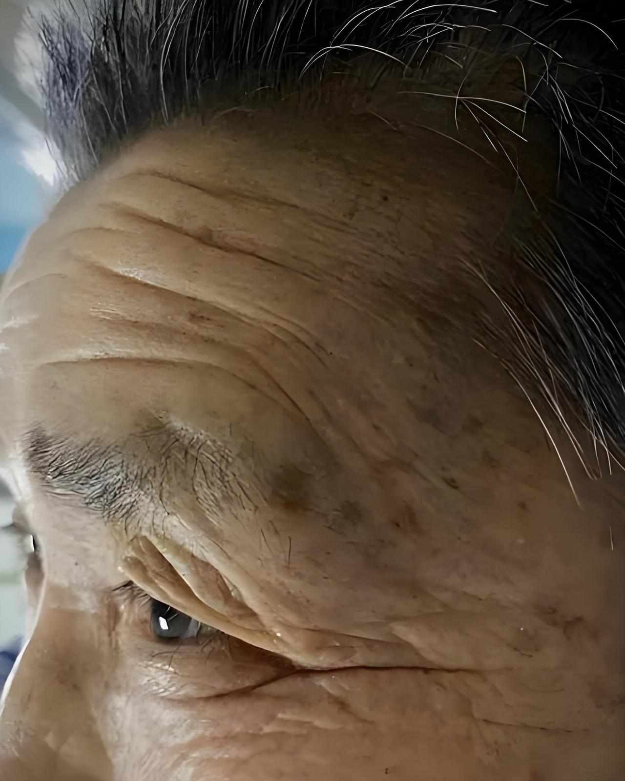 刚刚我睡在躺椅上吹着风扇，手机放着喜欢的音乐，悠闲之中竟慢慢地要睡过去，然而突然