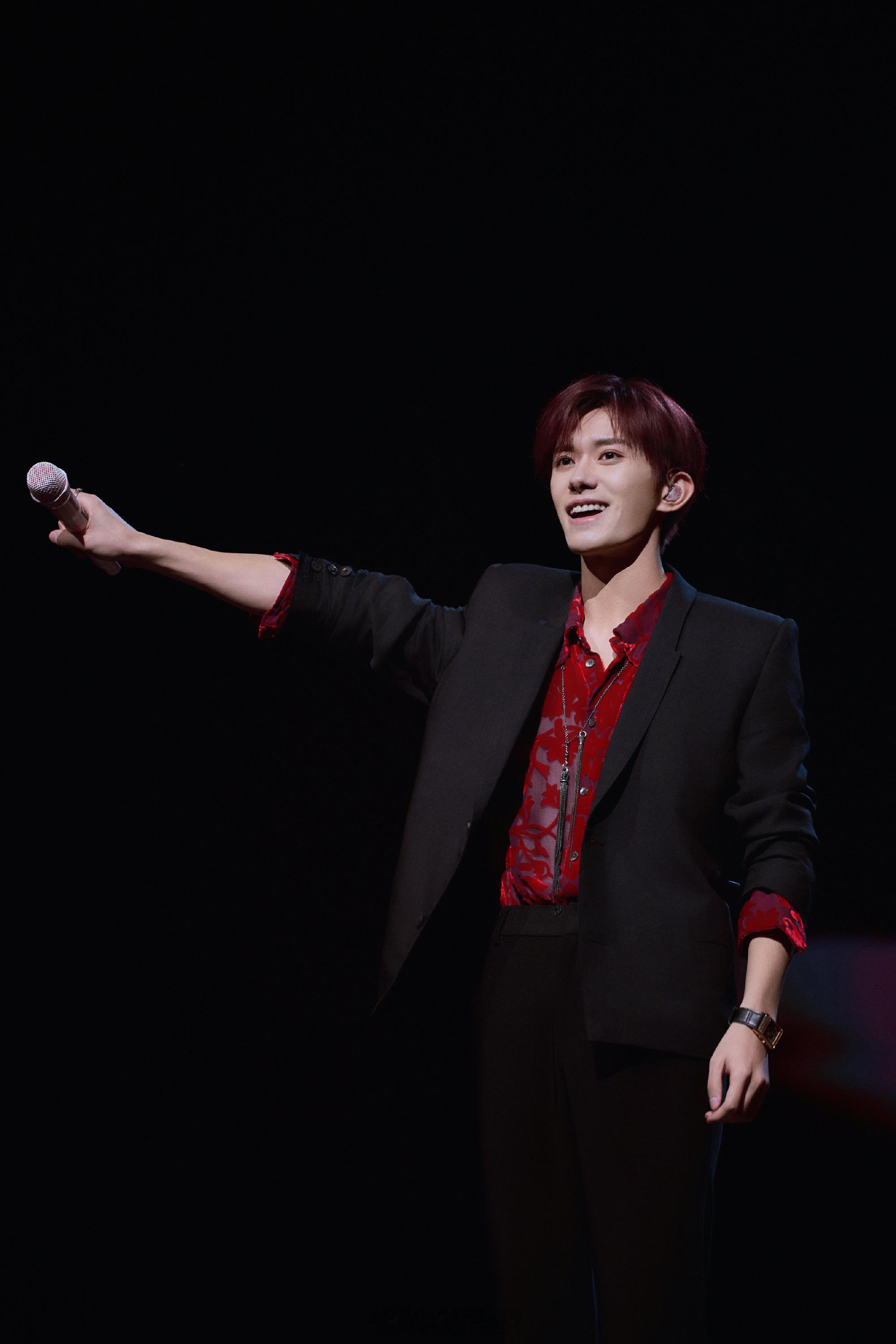 远远瞥见那抹耀眼身影，镜头下易烊千玺的帅直接戳中心动！每一丝眉眼流转都藏着故事，