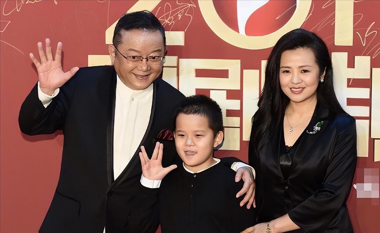 🐒77岁的王刚，60岁的时候得了一子，本以为晚年可以安享清福，没想到现在17岁