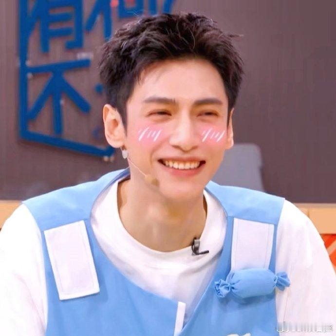 罗云熙[超话]罗云熙在外面有灌汤包了救命！罗云熙追着要答案的样子，比我追剧等更新