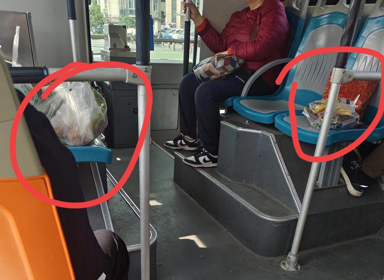 说实话，很鄙视那些坐公交车把东西放在座位上的人！

今天出去了一趟，在公交车上发