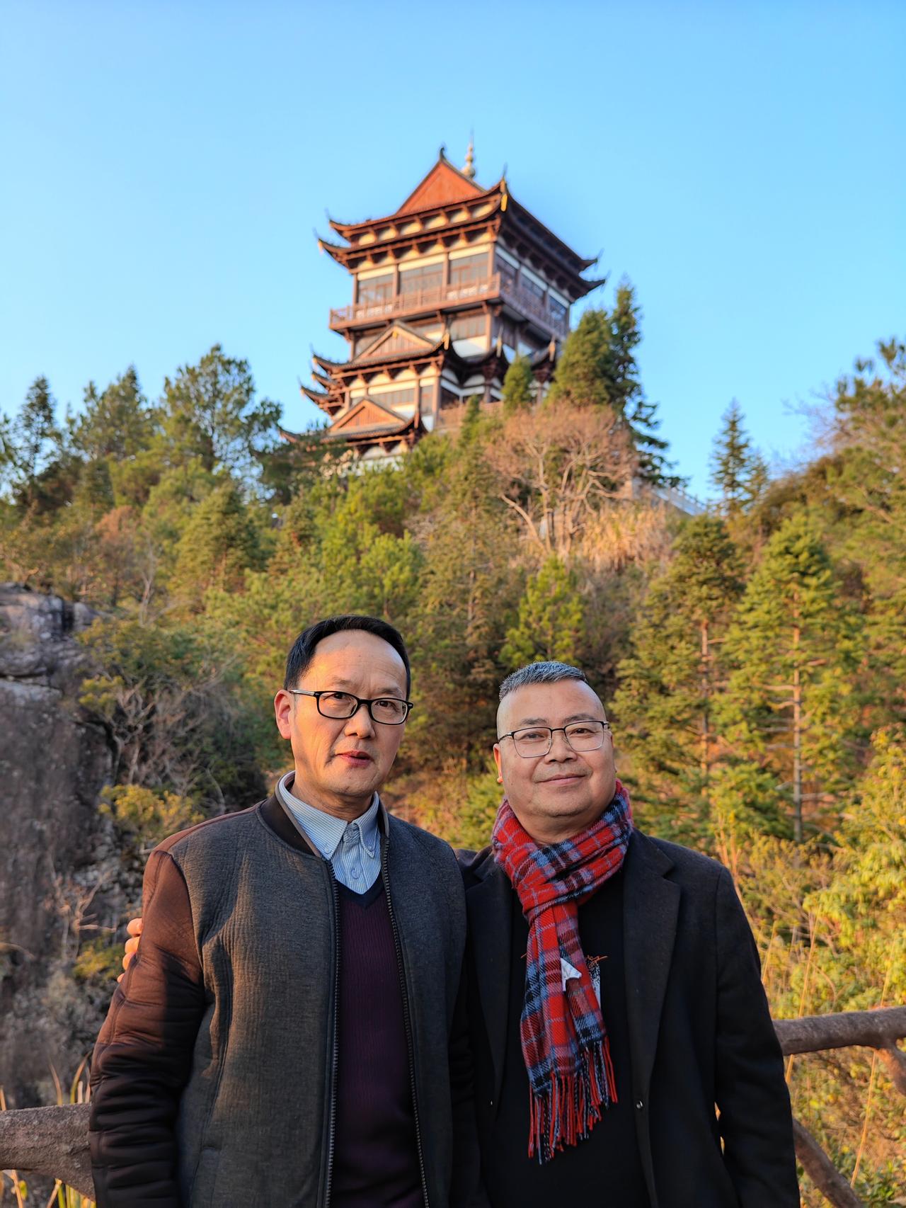 陈峭赋
李家宁(中国)
洞宫莽莽，太姥苍苍。屏南周宁之交，礼门陈峭之壤。襟鸳鸯而