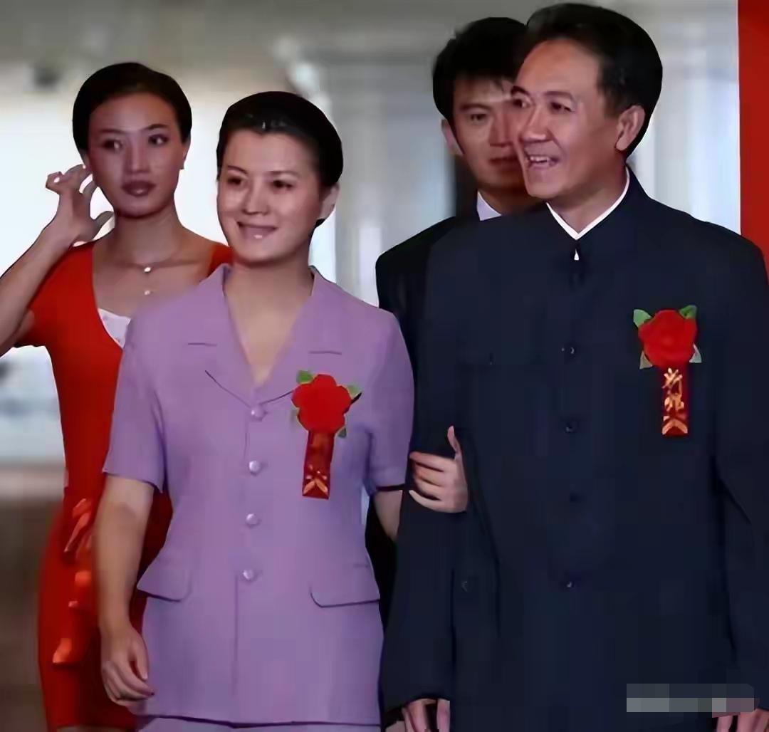 荧幕上的“硬汉”李幼斌，近日在谈及父母养老时罕见红了眼眶。他自曝双亲已常住养老院