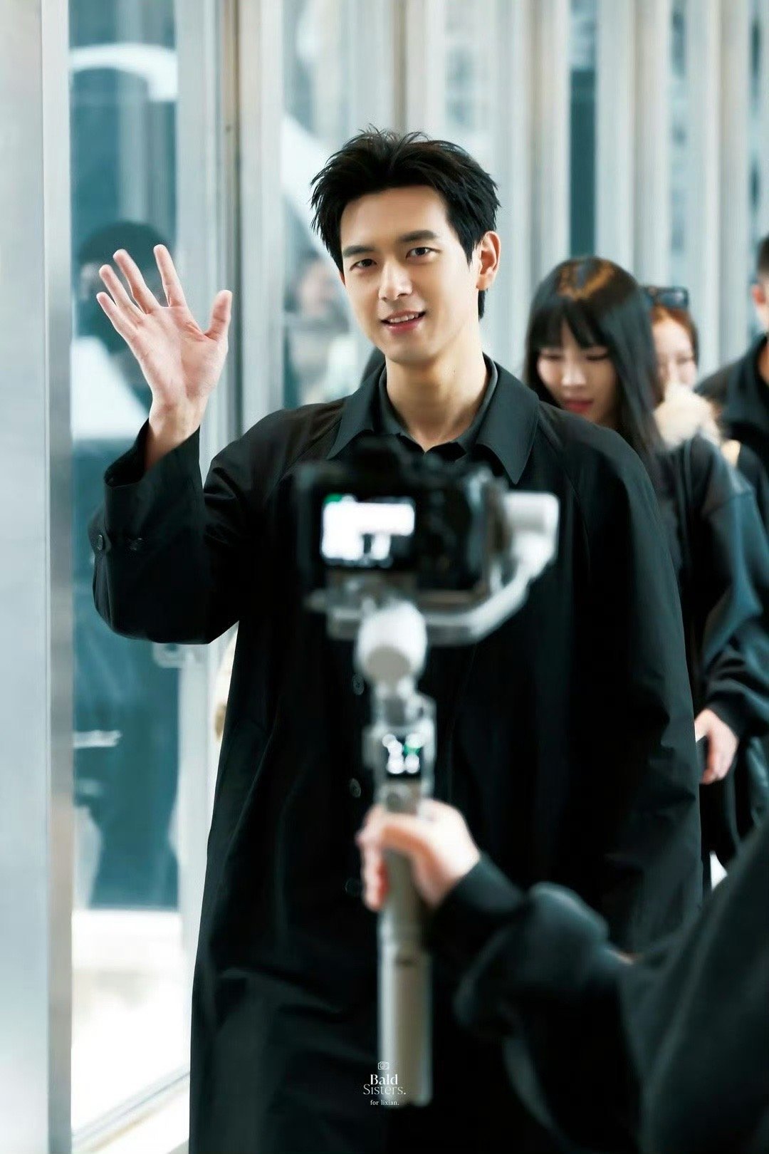 谁能看得出这是34岁的李现啊 李现重新校准了“中年男演员”的刻度！别人34岁开始