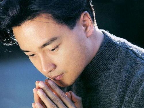 1997年的深夜暗藏惊喜！张国荣整晚翻来覆去毫无睡意，迟迟没法入眠，二话不说就拨