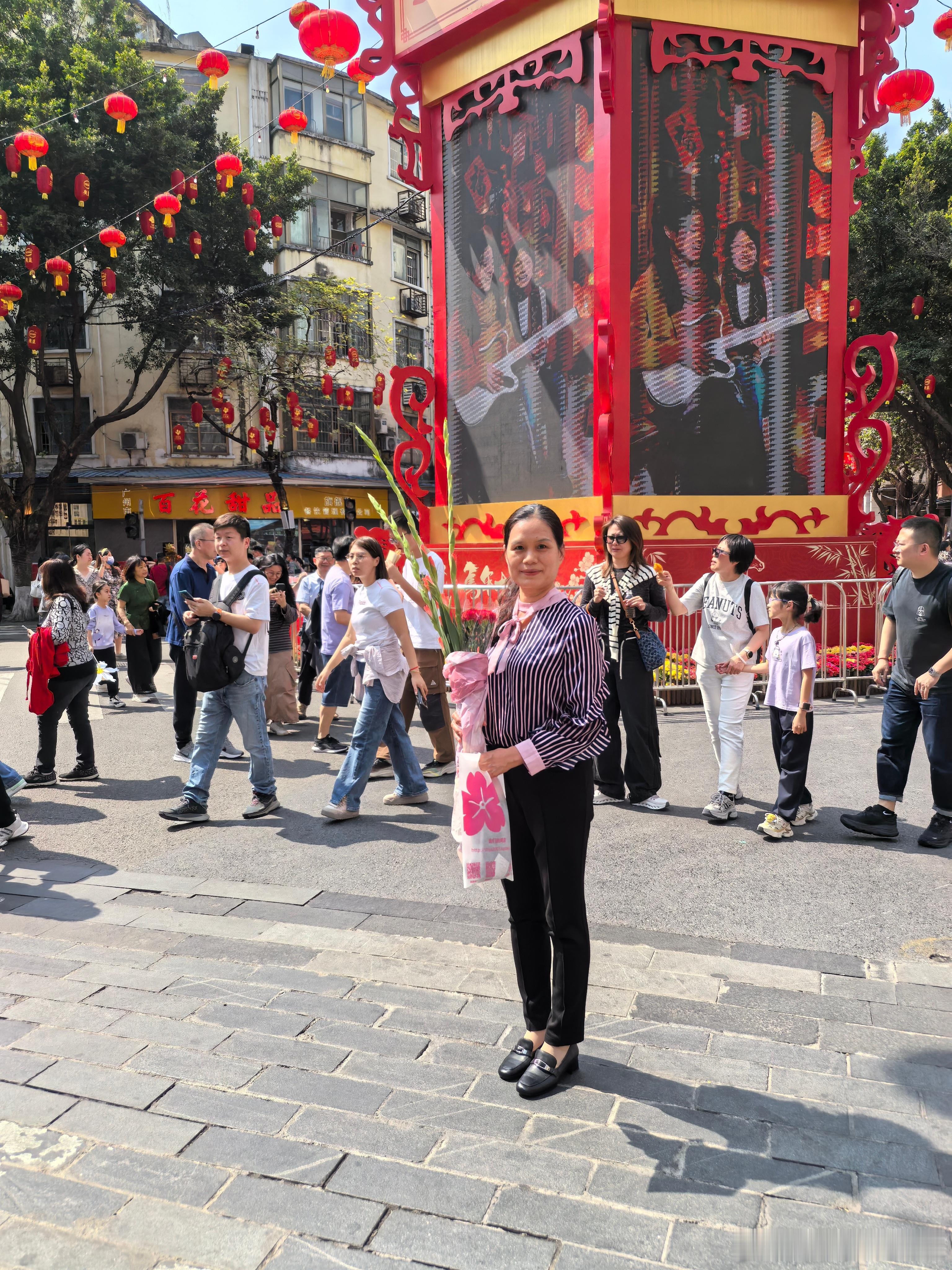 广州迎来近10年最暖除夕 中午去西湖花市逛了一圈，热得像夏天，不少人穿短袖，我穿