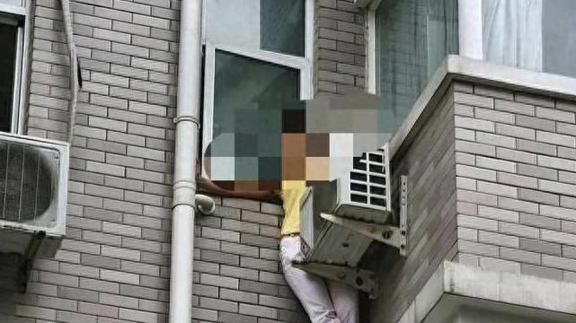 2024年报道，湖南一男子爬上阳台修空调，碰巧看见了对面阳台上正洗澡的女邻居，女