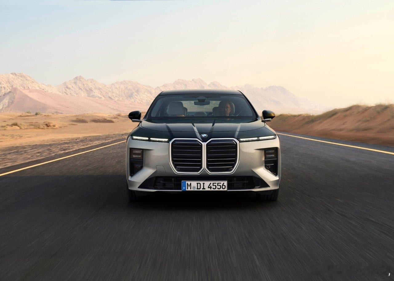 新世代宝马宝马新的设计语言，内饰感觉还可以容易接受但是外观还是有点看不习惯。 