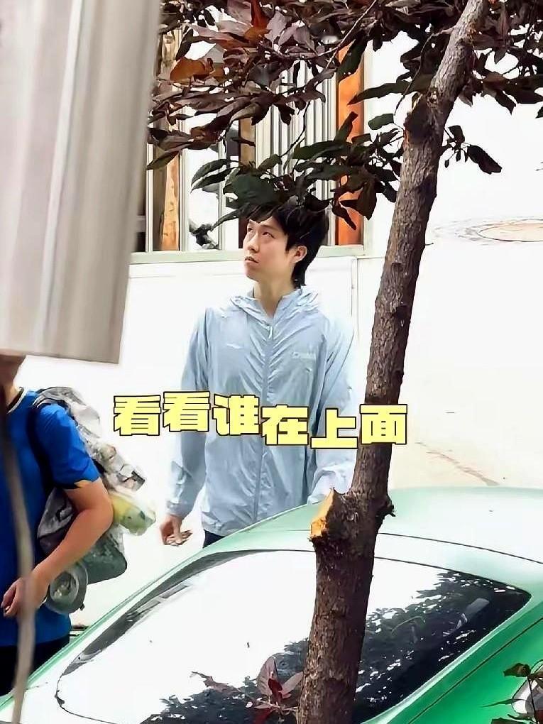 王队这表情让人瞬间破防！
他最近走在树下都能被拍，连那辆扎眼的绿魔都藏不住行踪，