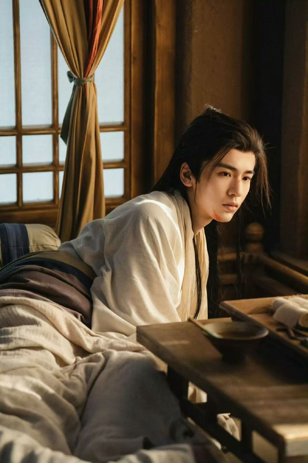 张凌赫这种帅哥演戏装脆弱最狠了 脸是顶配身材还超赞，穿衣显瘦脱衣有肉，演脆弱共情