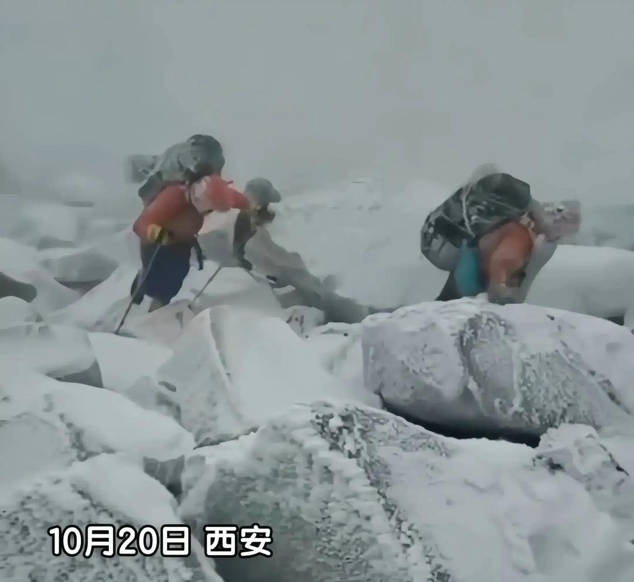 10月20日，两位年仅20多岁的小情侣，来到陕西省秦岭冰晶顶，却因为大雨和大风被