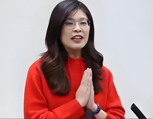 快讯提前报，今天上午 10 点，台湾松山国际机场不比平常，中国国民党主席郑丽文率