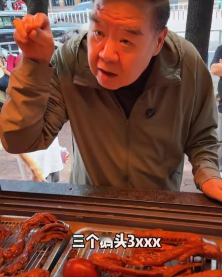 郑则仕到潮汕吃狮头鹅这事，在网上吵翻了天。

视频里他往卤味档口一站，看着油光锃