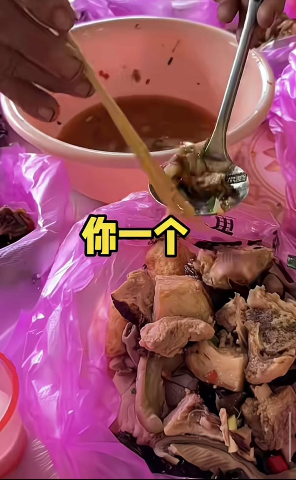 真是开了眼了！
湖南农村吃大席，众人围坐在桌旁，端上菜却不能吃，先给每人发一个塑