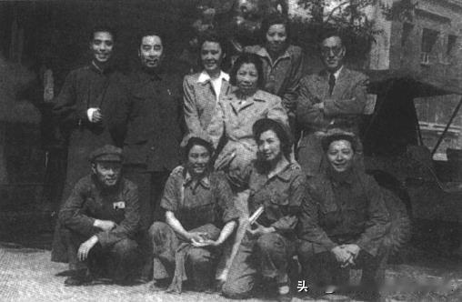 1949年春，周恩来和邓颖超同志在北京中南海和文艺工作者合影。
前排左起:阿英、