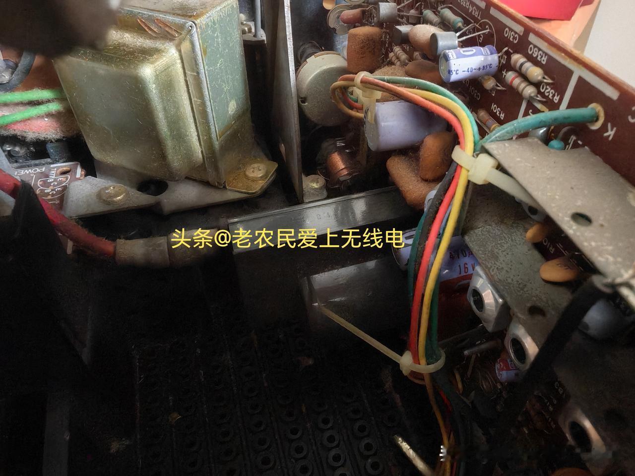 这是一台七六年的便携折叠式五英寸显像管黑白电视机带收音机。功能复杂，实在不知道这