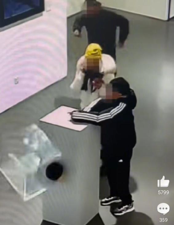 4斤重黄金凤冠被男童破坏，根据现场视频来看，说实话，男孩最多是手欠一点，而黄金凤