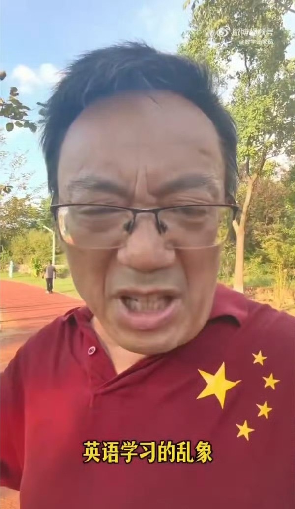汤家凤邀请胡锡进辩论第三天，图为汤家凤第一次邀胡锡进辩论身着国旗装，我的问题是，