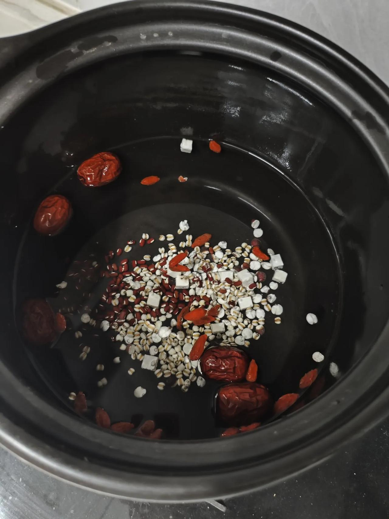 茯苓，薏米，芡实，红小豆，大枣，枸杞，每天熬粥喝，喝了两周了，效果显著。舌苔红润