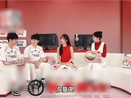 iG战队成员亮相干饭直播间 干饭的xxx好可爱，看起来不像是装的，孩子应该真饿了