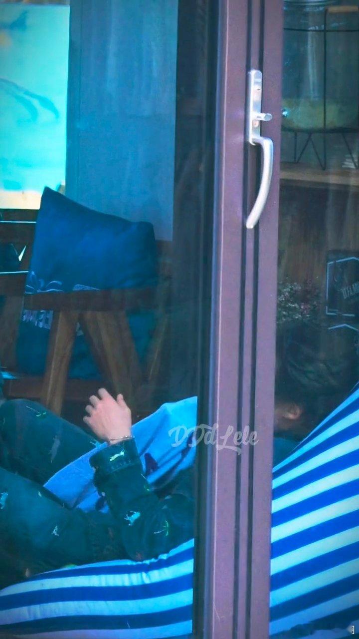 原来王鹤棣午睡也盖肚脐眼关门提裤、铺垫挪花，王鹤棣午睡流程超丝滑，最后盖肚子直接