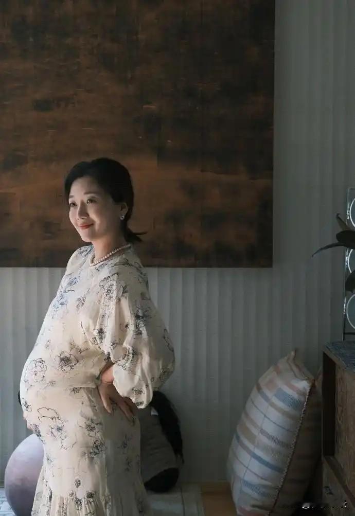恭喜！乔杉官宣妻子怀上三胎，携两女儿陪太太拍孕照，倍显温情满满！[耶][耶]