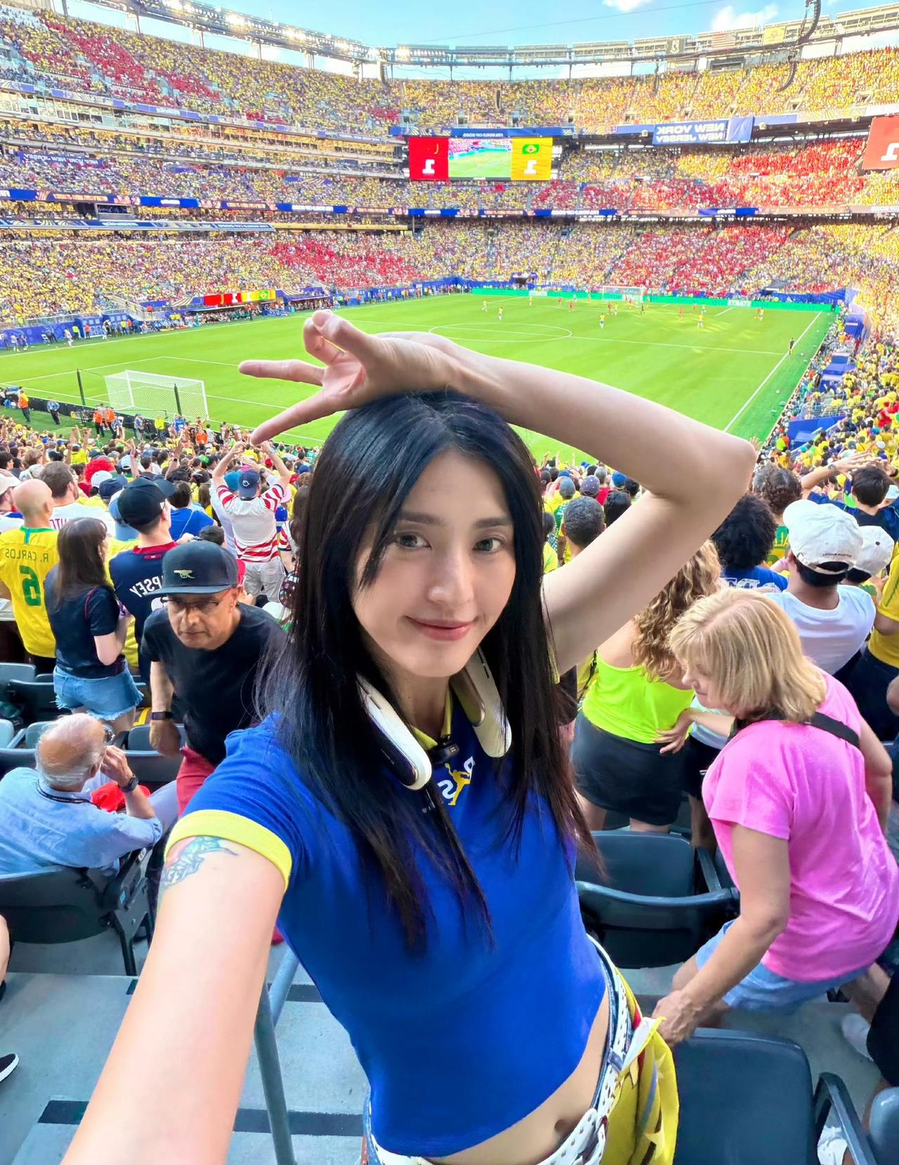 原中国女足队员赵丽娜现场观看世界杯，感慨人和人的悲欢并不相通。

6月14日，原