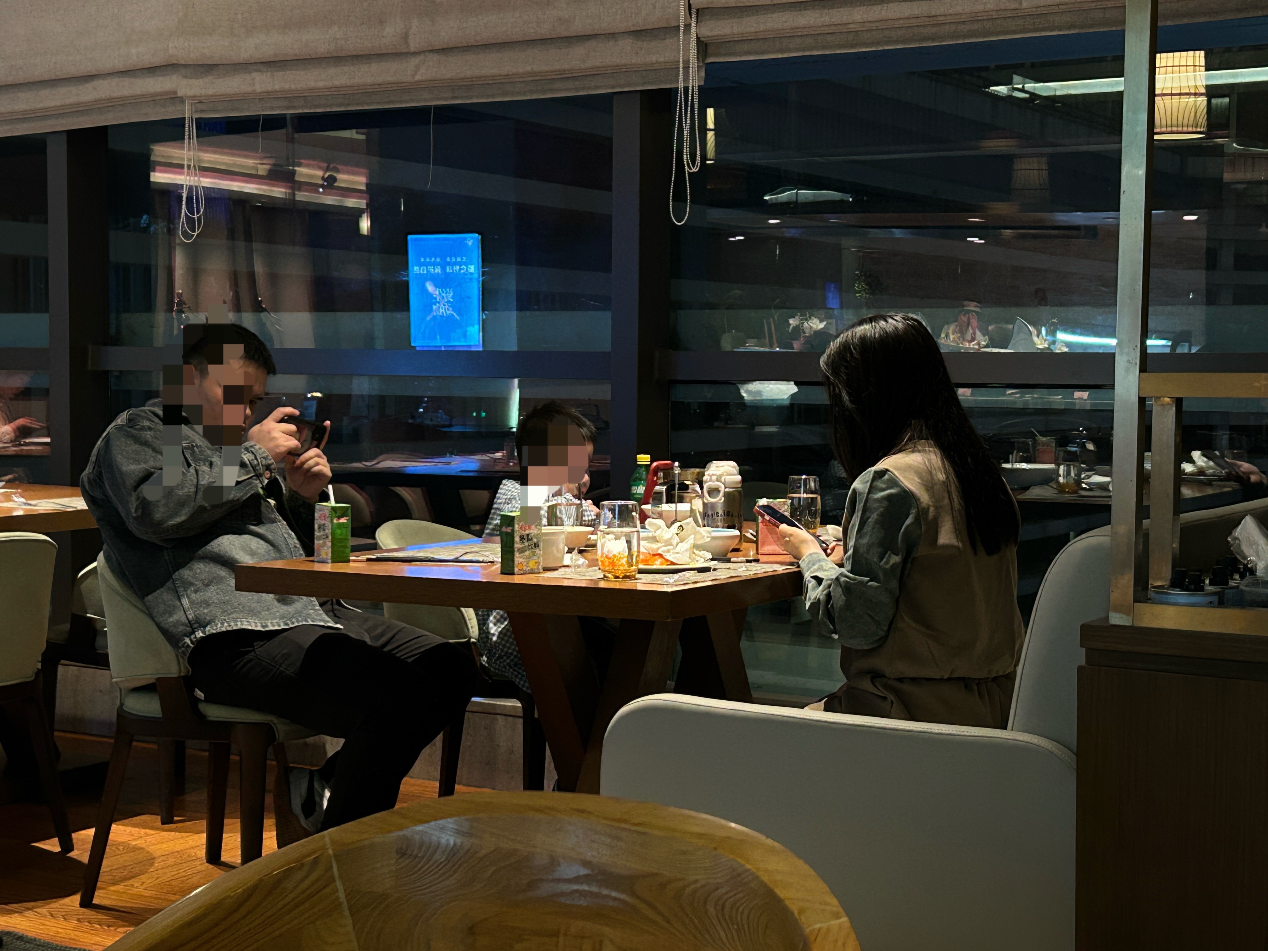 餐厅看到的一幕，感觉科技让亲情渐行渐远 柳州
