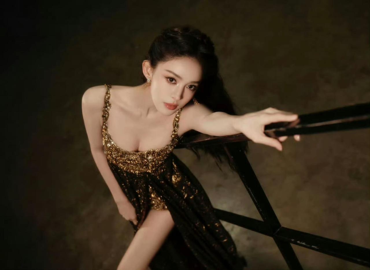 2026年2月5日微博之夜，娜扎可谓美神降临，身着金色闪片裙的她美到发光，却在下