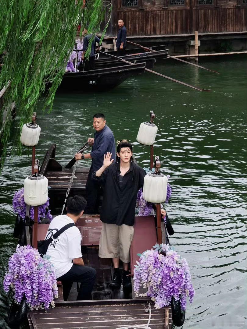 原来船上是紫藤花 