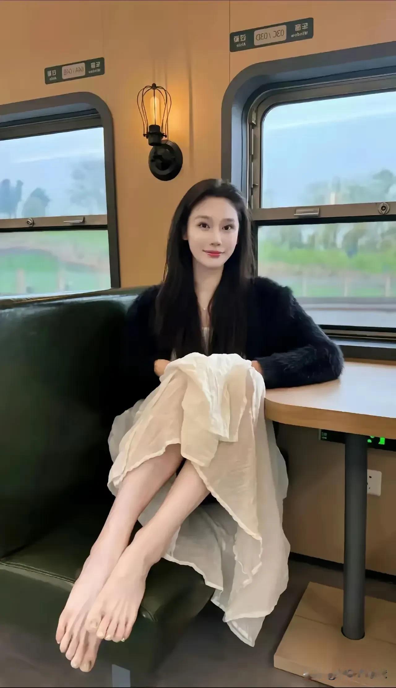 这女人挺漂亮的，看起来有点眼熟啊，这是哪个女明星？
气质和身材都比较好，就是这双