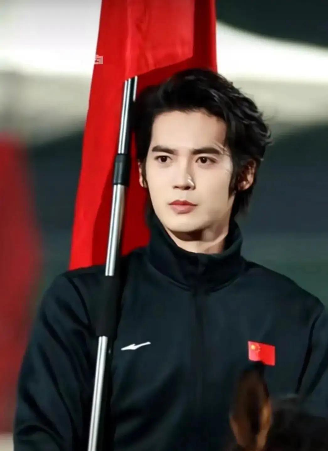 大家发现了吗？于适高举国旗，策马进场的时候，他的双手是脱缰的，手根本没有牵着缰绳