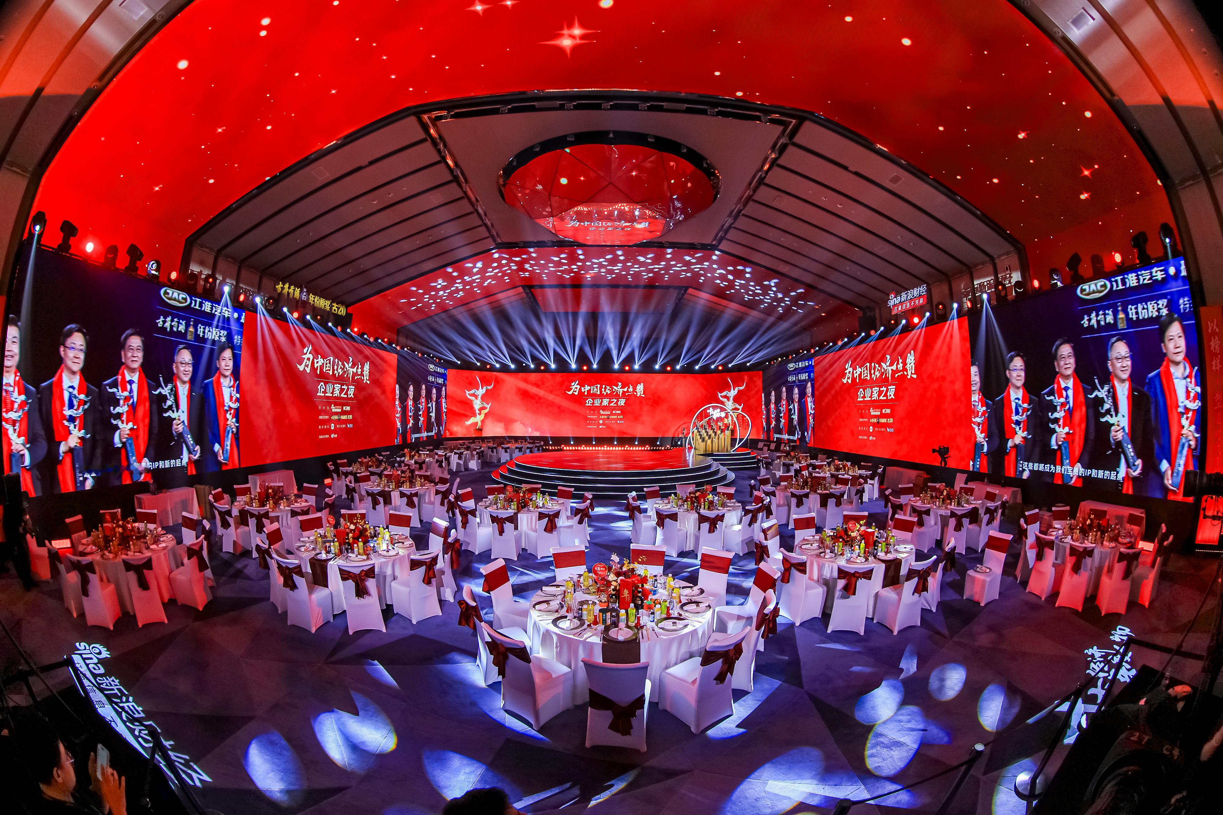 企业家之夜小米YU7实力圈粉企业家们的出场能有多酷炫企业家之夜的舞台上，小米YU