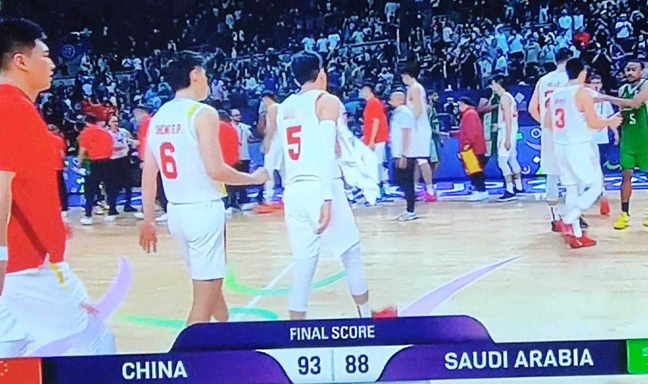 亚洲杯中国队93-88艰难战胜沙特，回想20年前，中国却是98-10摧枯拉朽般完