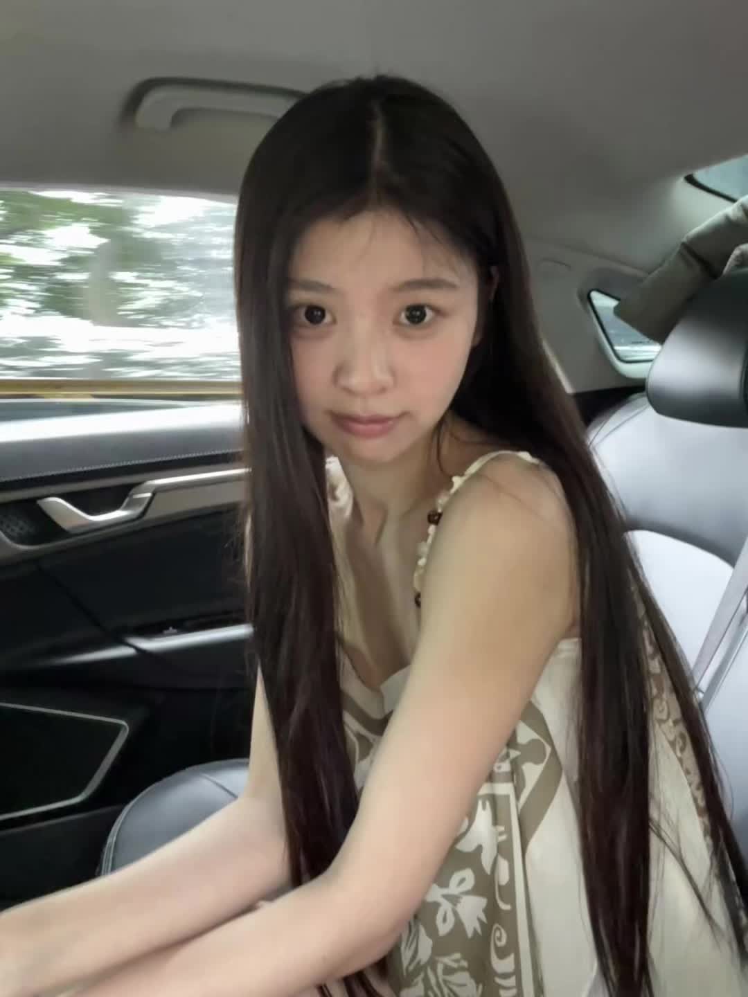 大部分的时间 我是爱钱爱自由的  当看到别人幸福的时候  我又觉得幸福胜过一切