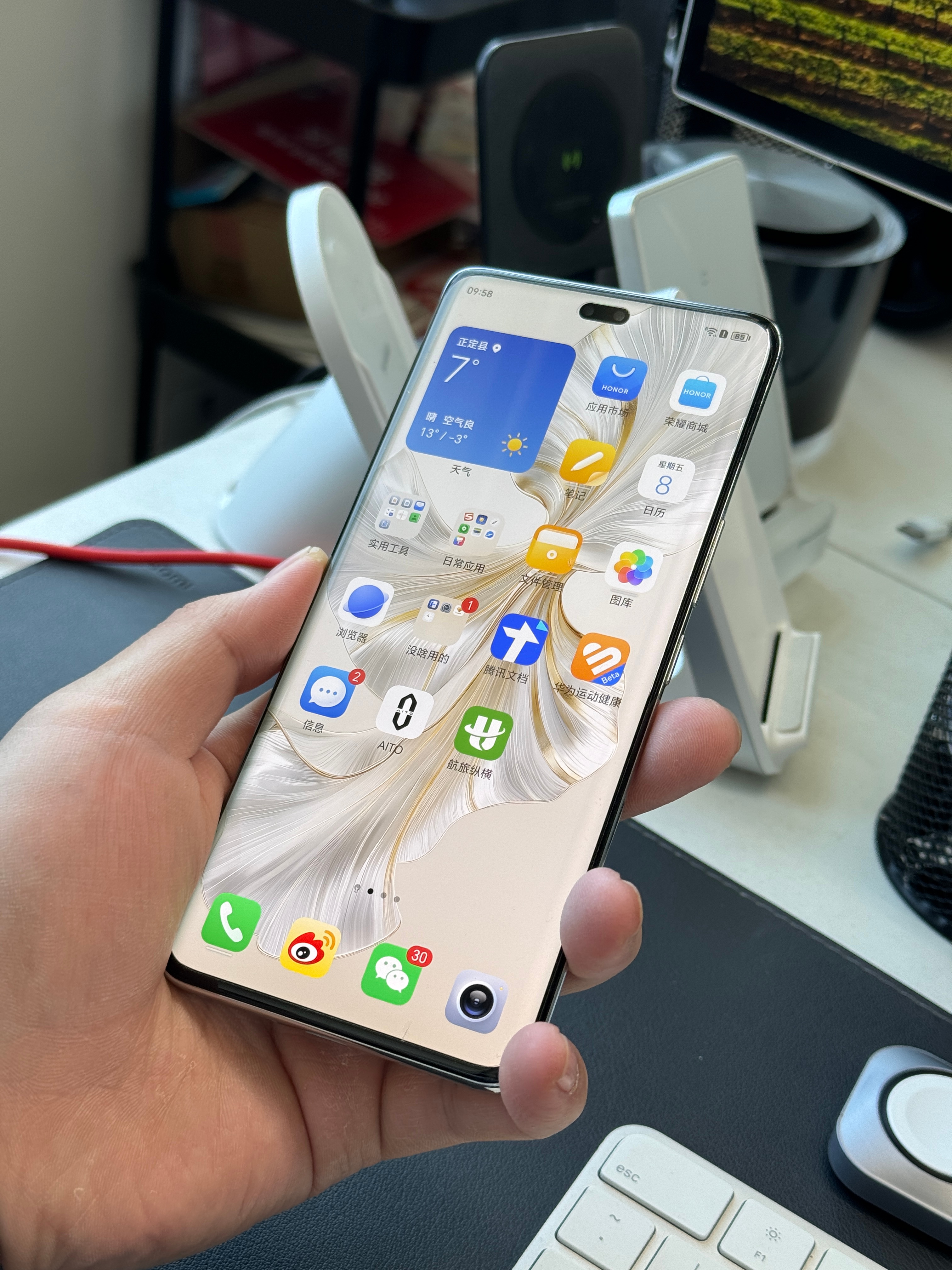 从iPhone 15 Pro Max 换到荣耀100 Pro，感觉荣耀这个屏幕瞅