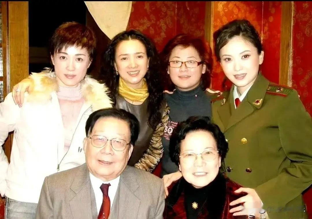 这六位明星艺人，你如果能认出其中的三位，算你牛掰，不瞒您说，我只认出了左二。[我