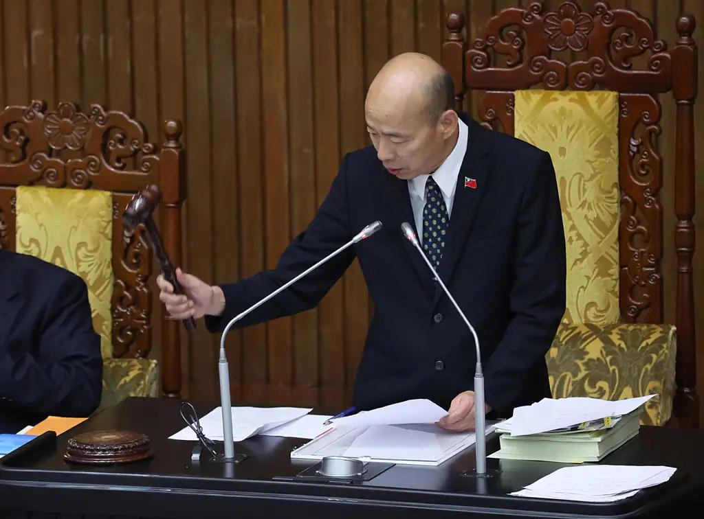 就在刚刚，国民党与民众党再度联手，在立法机构以59票反对、50票同意，否决掉了台