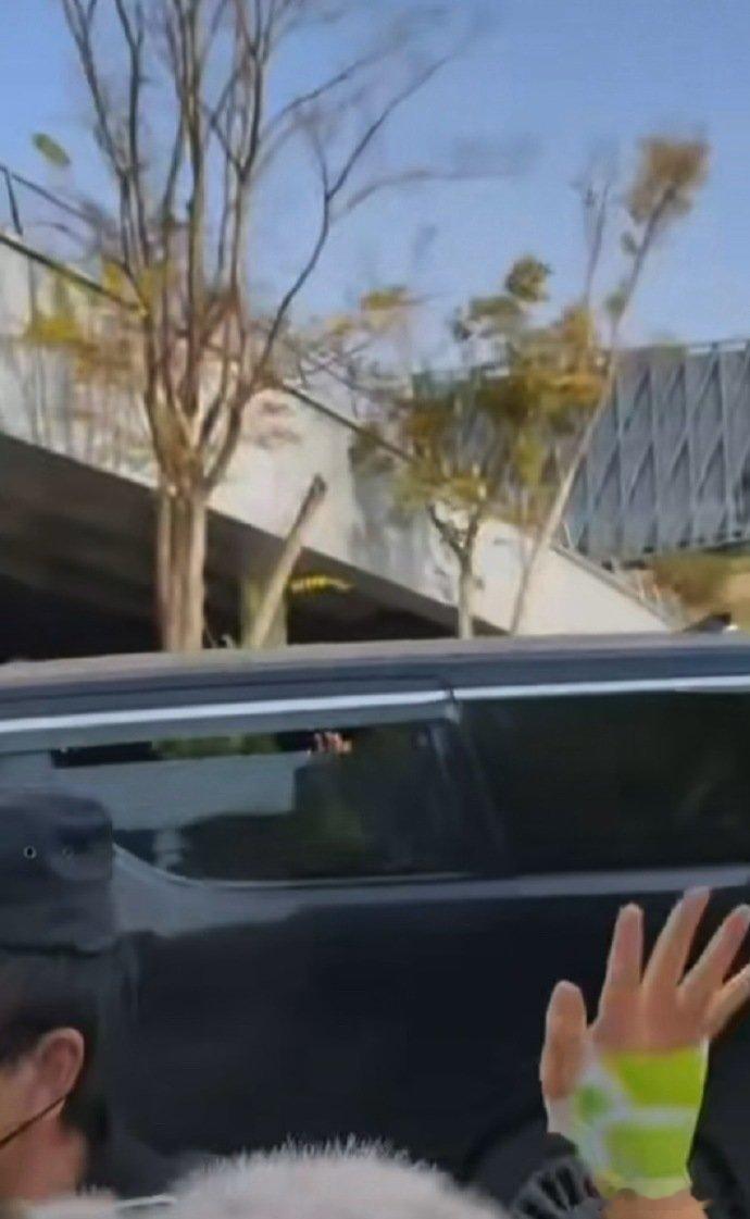 田栩宁在车窗上和大家打了两次招呼。而且本来是要走另外一条路进场的，但是因为粉丝在