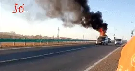 一轿车高速路上燃起大火，女司机慌了！一小伙做出惊人举动……