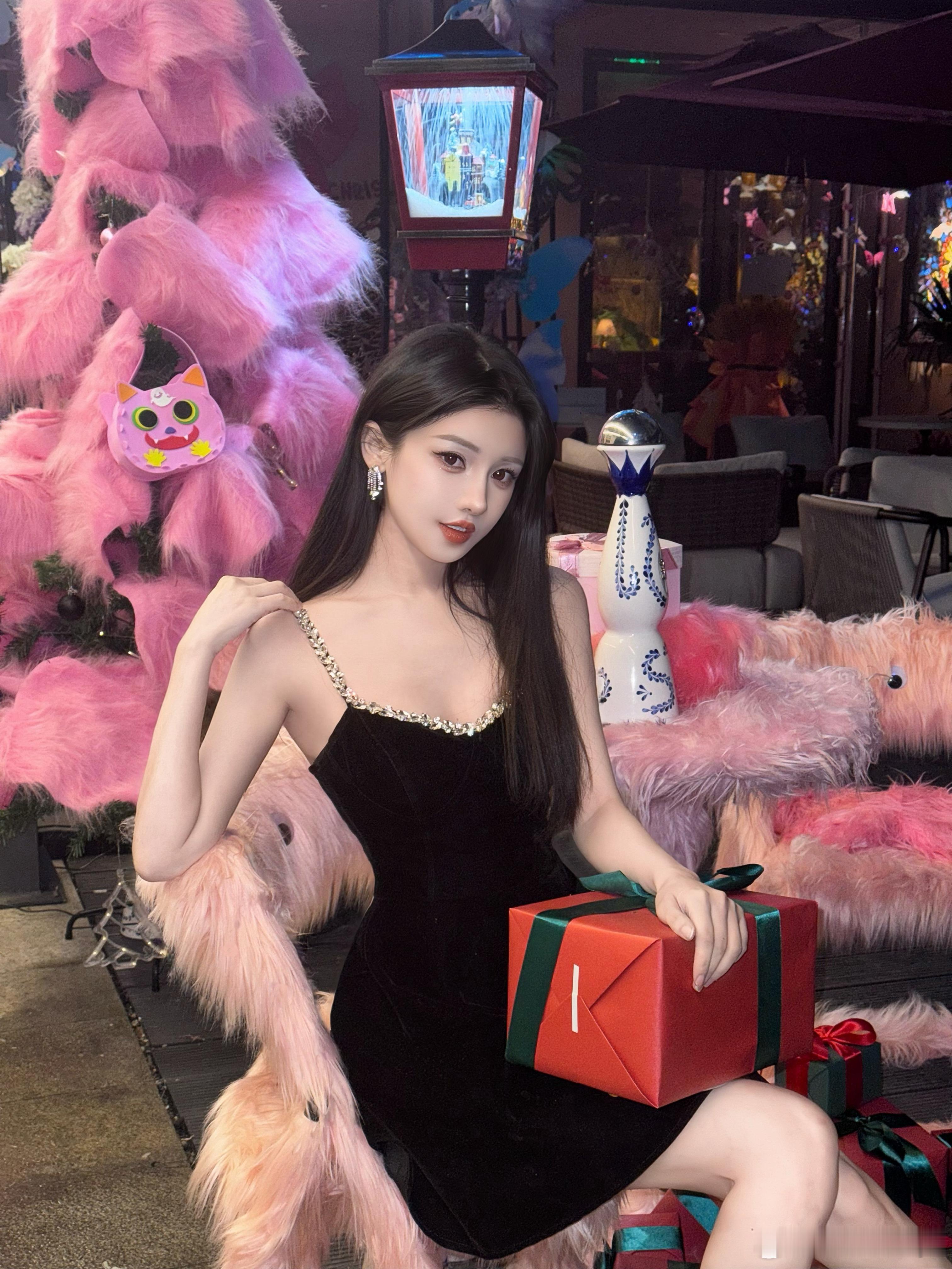 提前get一组圣诞氛围照～圣诞树穿着我自己diy的小裙子！👯♀️  