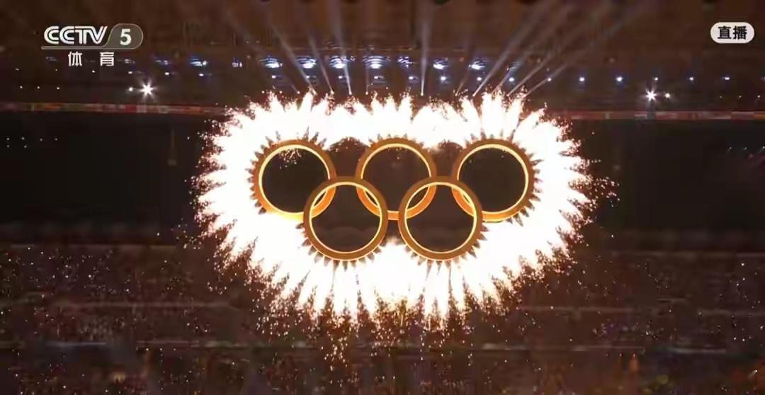 奥运五环出场方式太震撼了米兰冬奥会开幕式上，奥运五环以极具意大利格调的方式惊艳亮