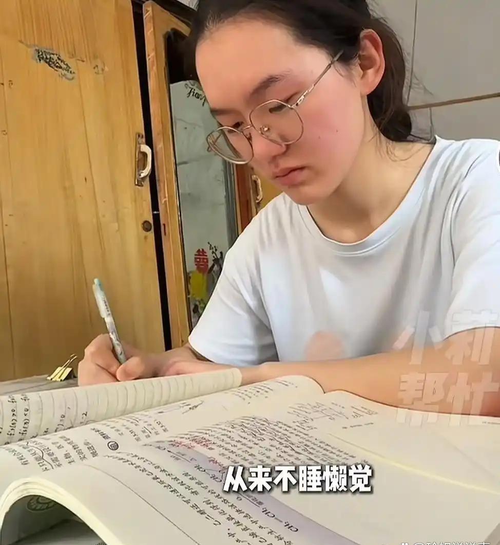 高考699分女孩报清华却被网暴，到底是谁在替她“不配”？【高考699分女孩报清华