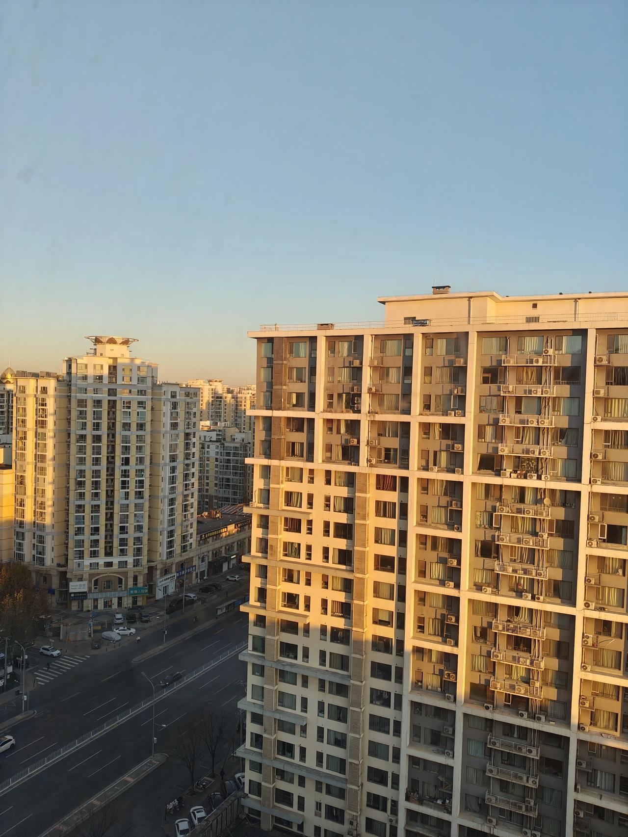 普通老百姓买一套房子主要是用来住的，就算房价跌得一文不值，对普通老百姓也没有任何