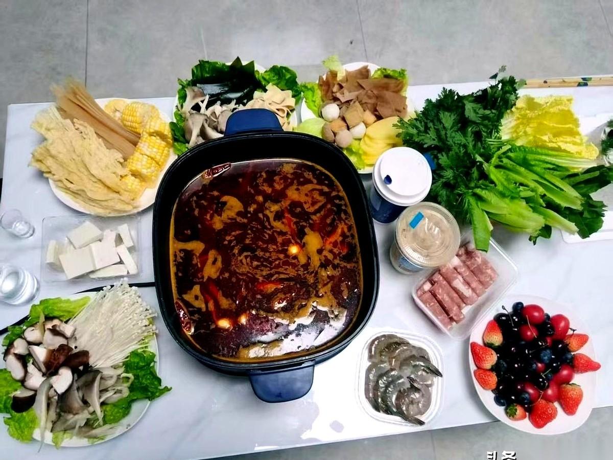 我宣布，今晚的朋友圈，就是全国人民跨年夜的唯一指定主会场。
不接受反驳。
手指头